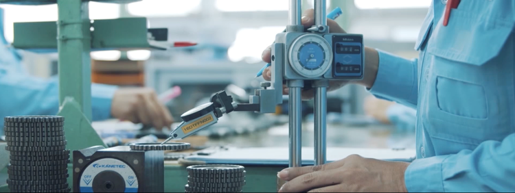 Sunstar Mitarbeiter bedient eine Maschine für die Produktion von FIPG