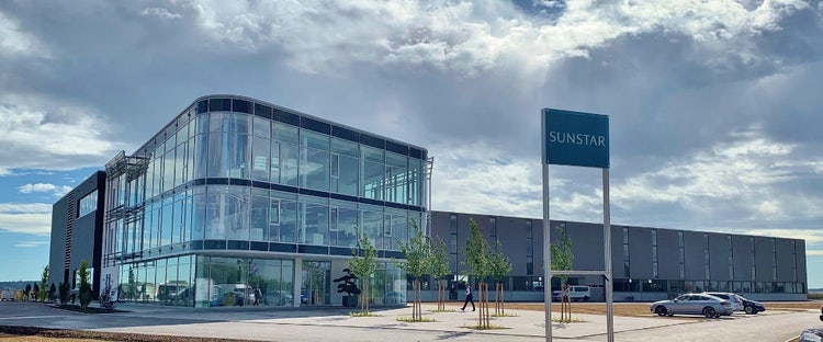 Sunstar Engineering Gebäude von außen. Modernes Glas Gebäude.